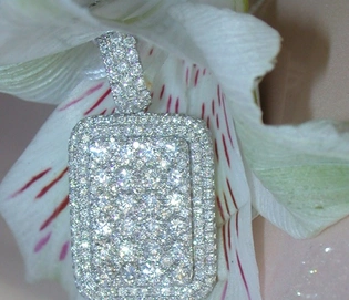 Prachtvoller Brillanten-Anhänger in Weißgold mit 3,01 ct. Diamanten