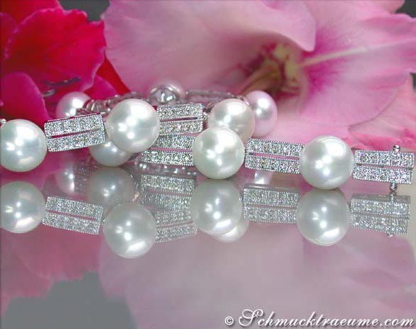 Süßwasserperlen-Armband mit Brillanten, Detailaufnahme, strahlend, elegant, auf Blütenblättern.