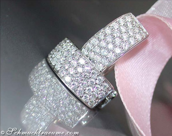 Detail der Diamanten-Halbcreolen auf Silberband getragen