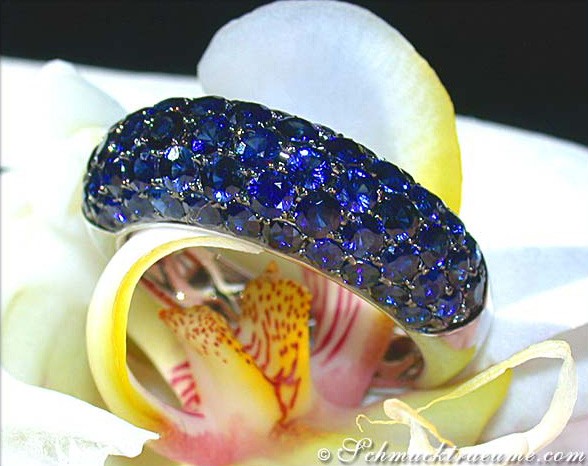 Blauer Saphir Pavéring in Weißgold 585, glitzerndes Schmuckstück