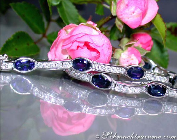 Weißgold Saphir-Brillanten-Armband vor Rosenblüten
