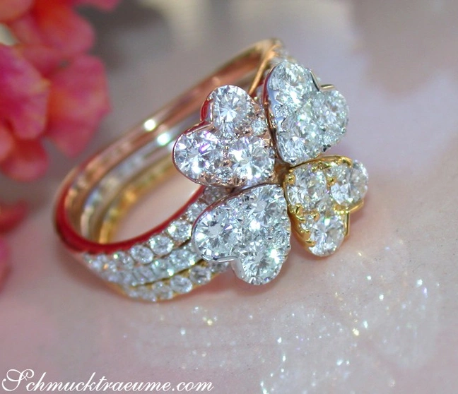 Goldener Diamantblütenring mit funkelnden Brillanten, Detailaufnahme. Goldener Diamantblütenring mit funkelnden Brillanten, Detailaufnahme.