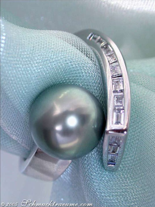 Tahitiperlen-Ring mit Diamantbesatz, Detailaufnahme, Silberfarbe, glänzende Perle, elegante Schmuckpräsentation