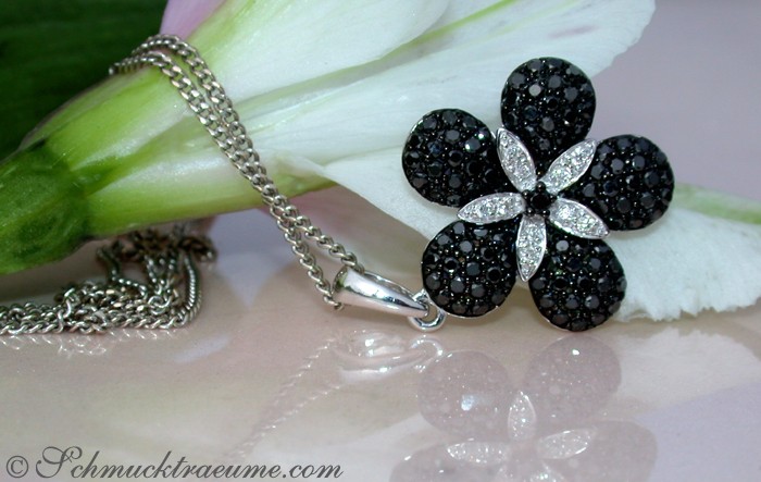 Schwarzer Diamant-Anhänger im Blumen-Design, 0.750 Karat, Weißgold 585