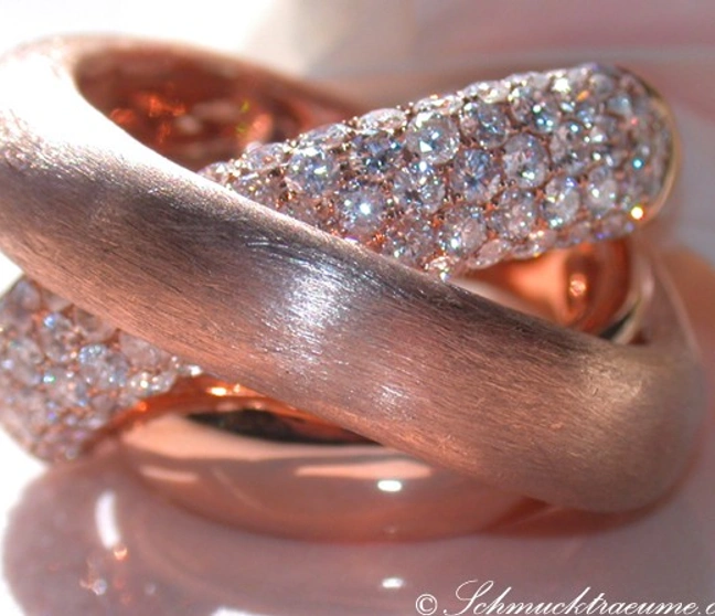 Detailaufnahme des überkreuzten Brillant-Rings in Roségold 750 Detailaufnahme des überkreuzten Brillant-Rings in Roségold 750