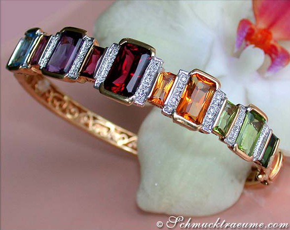 Multicolor Edelsteine und Diamanten auf Goldarmreif, Detailaufnahme, elegant gestaltet