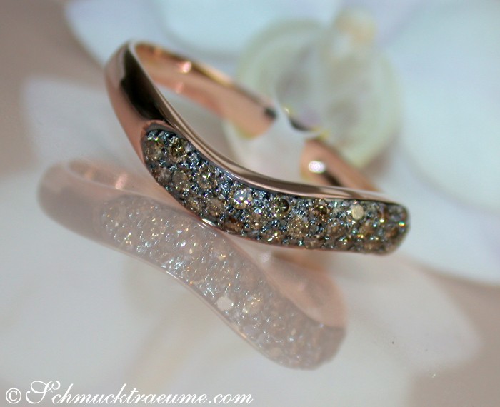 Detailaufnahme von Roségold-Ring mit naturbraunen Brillanten, weiche Linien, warme Farbnuancen