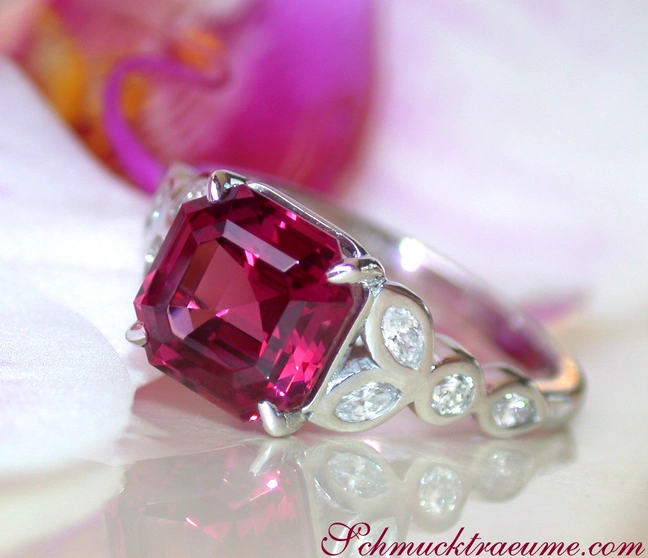 Weißgold-Ring mit himbeerfarbenem Rhodolith und Diamanten, Detailaufnahme Weißgold-Ring mit himbeerfarbenem Rhodolith und Diamanten, Detailaufnahme