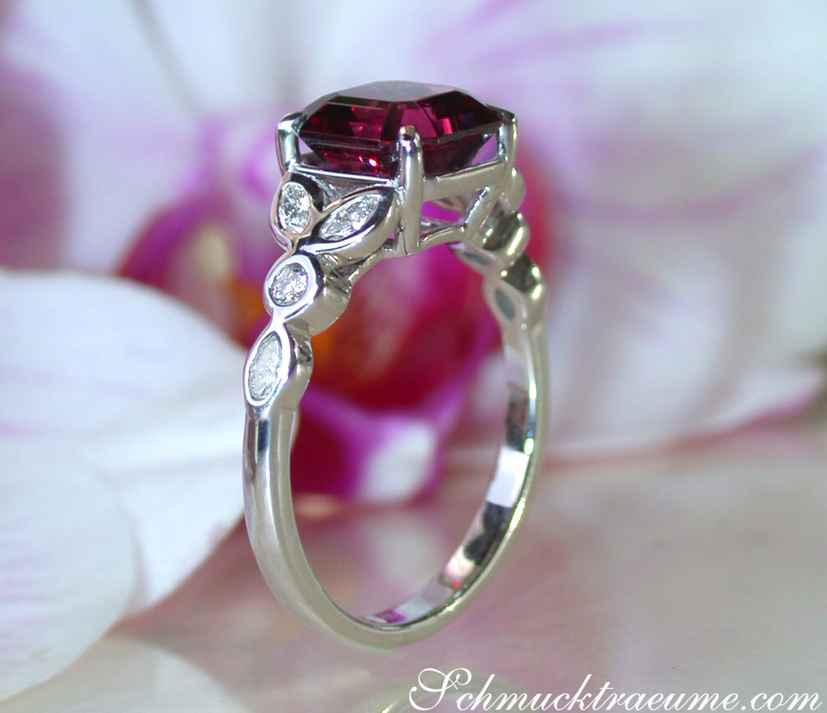 Schmuckring mit Rhodolith und Diamanten, detailreich, feminin, Weißgold 585