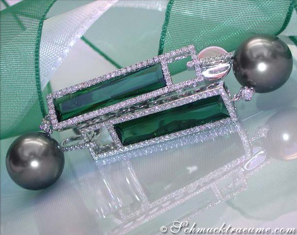 Tahitiperlen-Ohrhänger mit grünen Turmalinen und Diamanten, Detailaufnahme