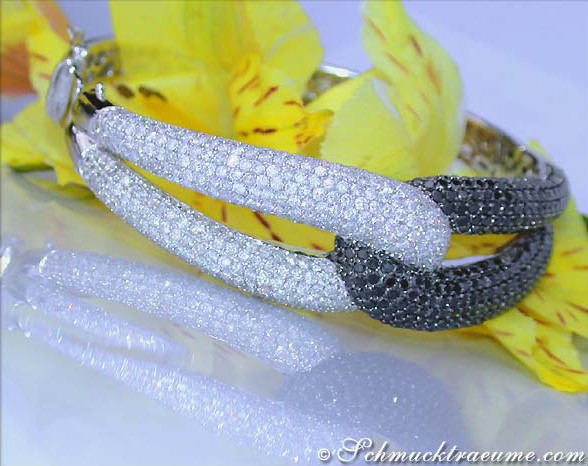 Luxus-Armreif mit schwarz-weißen Diamanten auf gelben Blüten