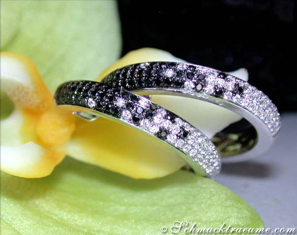 Schwarz-weiße Diamant-Creolen auf Orchideenblatt, Detailansicht