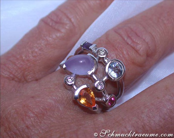 Multicolor-Edelstein-Ring mit Brillanten auf weißer Hand, Detailaufnahme