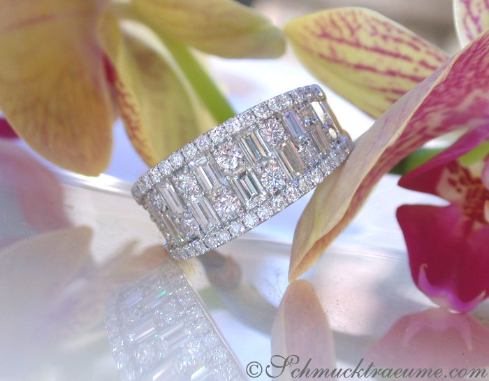 Erstklassiger Brillanten-Bandring mit Baguette-Diamanten, Detailaufnahme auf Orchidee