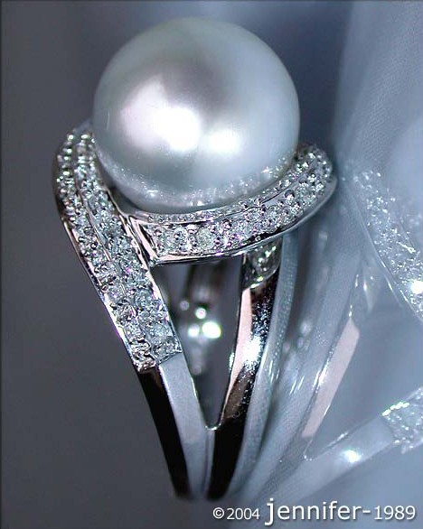 Weißgoldring mit Südseeperle und Brillanten, Detailaufnahme, schimmernd, hochwertig.
