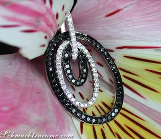 Schwarz-weißer Diamant-Anhänger im Oval, Detailaufnahme, auf Blume getragen