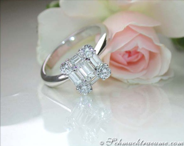 Klassischer Diamantring im Carré-Design auf Rosenblüte