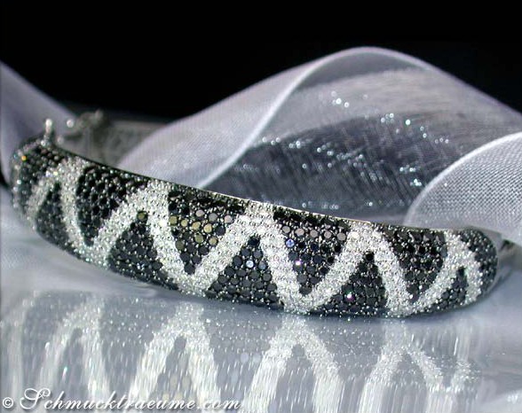 Detaillierte Armreif-Aufnahme mit Zig-Zag-Diamantmuster auf Weißgoldbasis