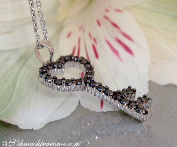 Schwarzer Diamant-Schlüssel-Anhänger auf Kette, Detailaufnahme, dezent elegant