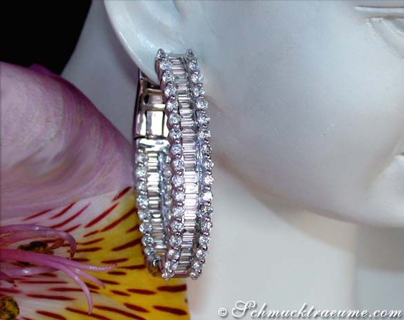 Weißgold 750 Creolen mit Baguette Diamanten, Detailansicht.