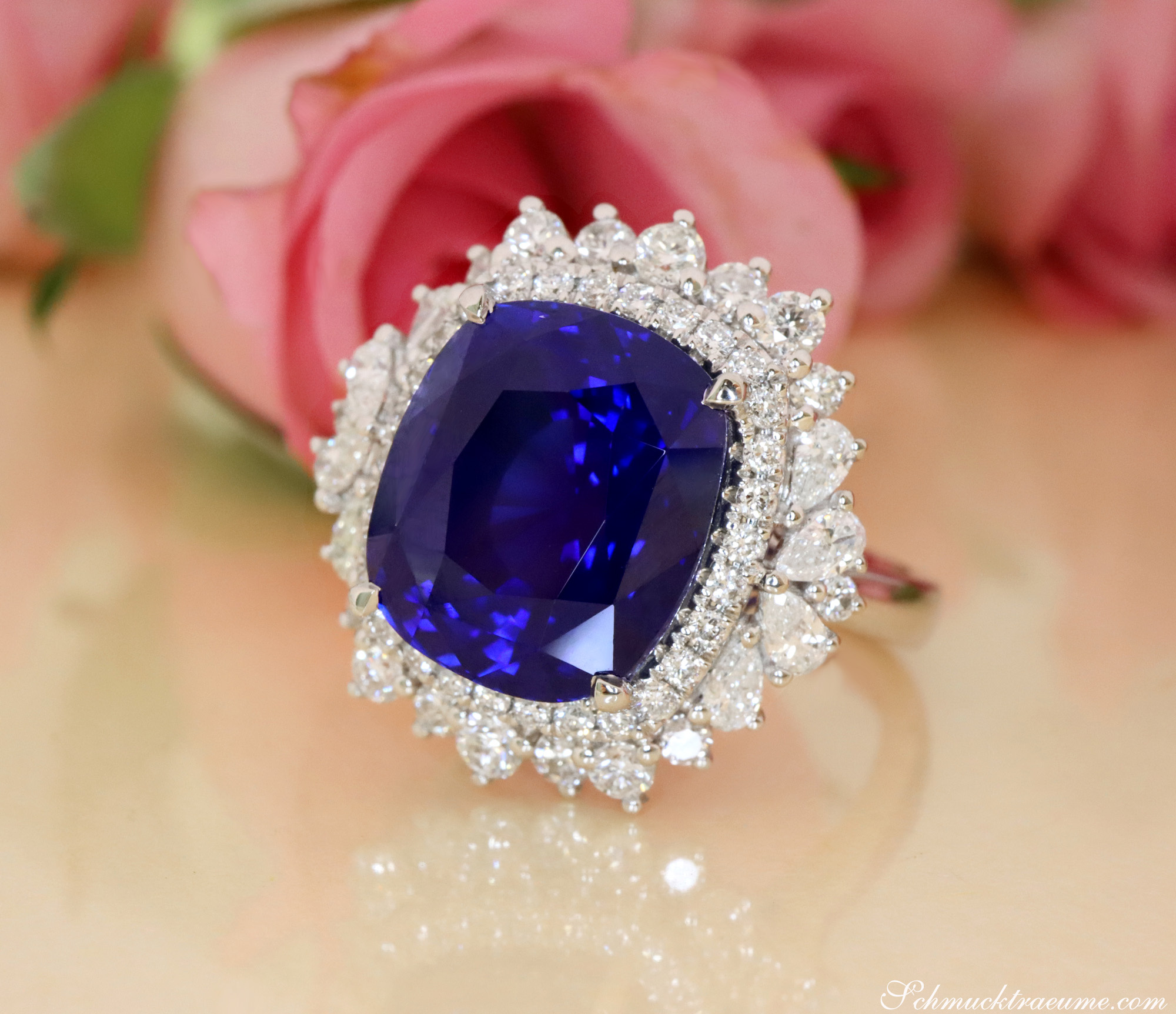 Staunenswerter Ceylon Saphir-Ring mit Diamanten in Weißgold 750