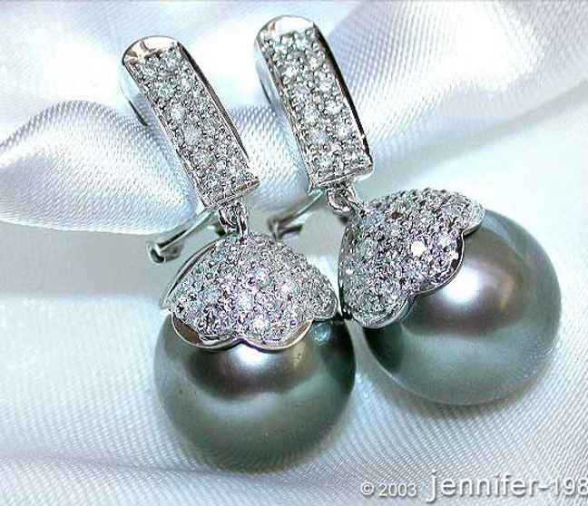 Weißgold-Tahitiperlen-Ohrringe mit Diamantdekoration, detailreich, elegant Weißgold-Tahitiperlen-Ohrringe mit Diamantdekoration, detailreich, elegant