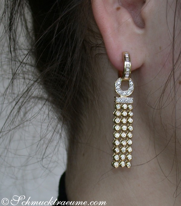 Gelbgold-Ohrhänger mit Brillanten, Detailaufnahme, elegant, beweglich