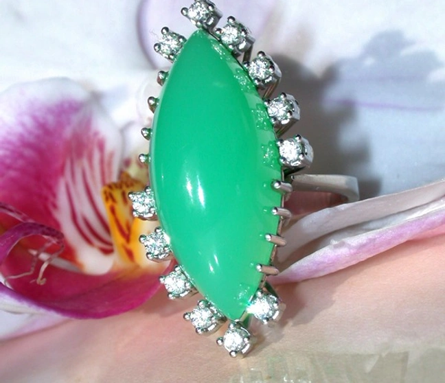 Chrysopras-Ring mit Brillanten auf Orchidee, elegant, Detailaufnahme Chrysopras-Ring mit Brillanten auf Orchidee, elegant, Detailaufnahme