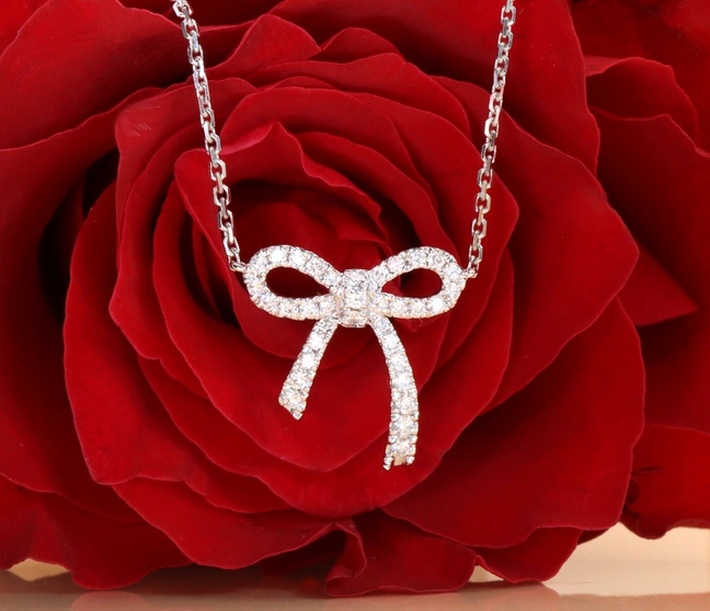Herrlich feminine Brillanten Schleifen Halskette Herrlich feminine Brillanten Schleifen Halskette