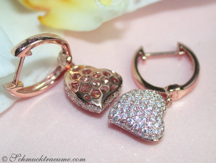 Roségold Herz-Ohrhänger mit Diamanten, Detailaufnahme, elegant und fein.