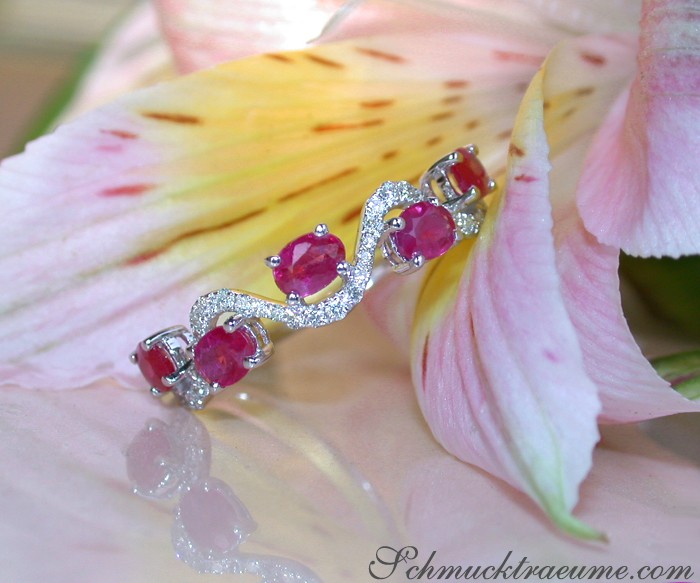 Rauben Sie sich Rubin Diamant Ring in Weißgold, elegant und feminin