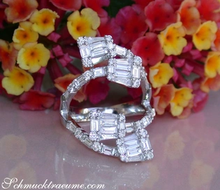Weißgold 750 Diamantring mit Baguette- und Brillantschliff, floraler Hintergrund