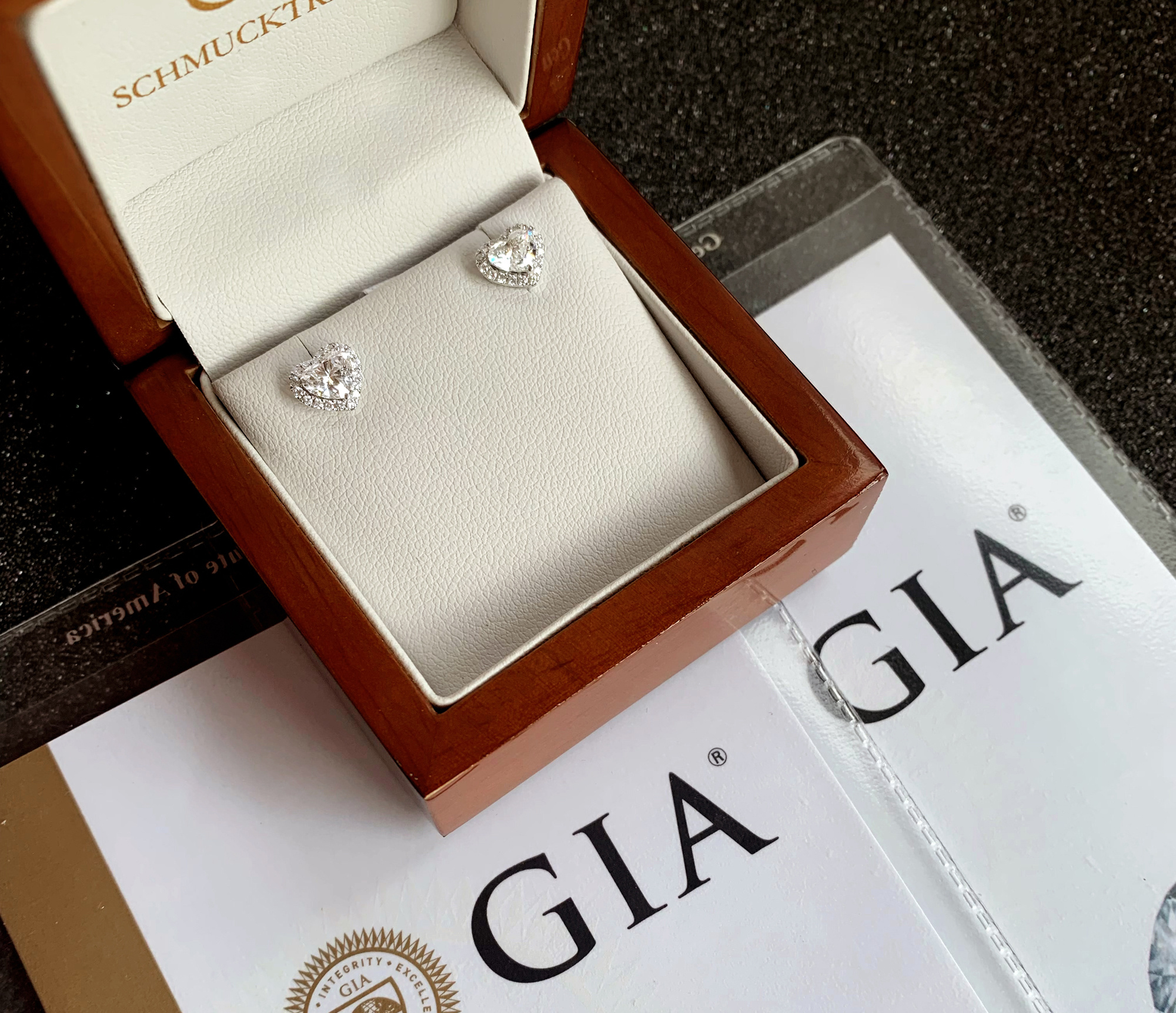 Diamantenherzohrstecker in Weißgold, detailreich, funkelnd, hochwertig verarbeitet