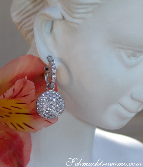 Feinste Brillanten Ohrstecker in Weißgold, detailreiches Design, elegant