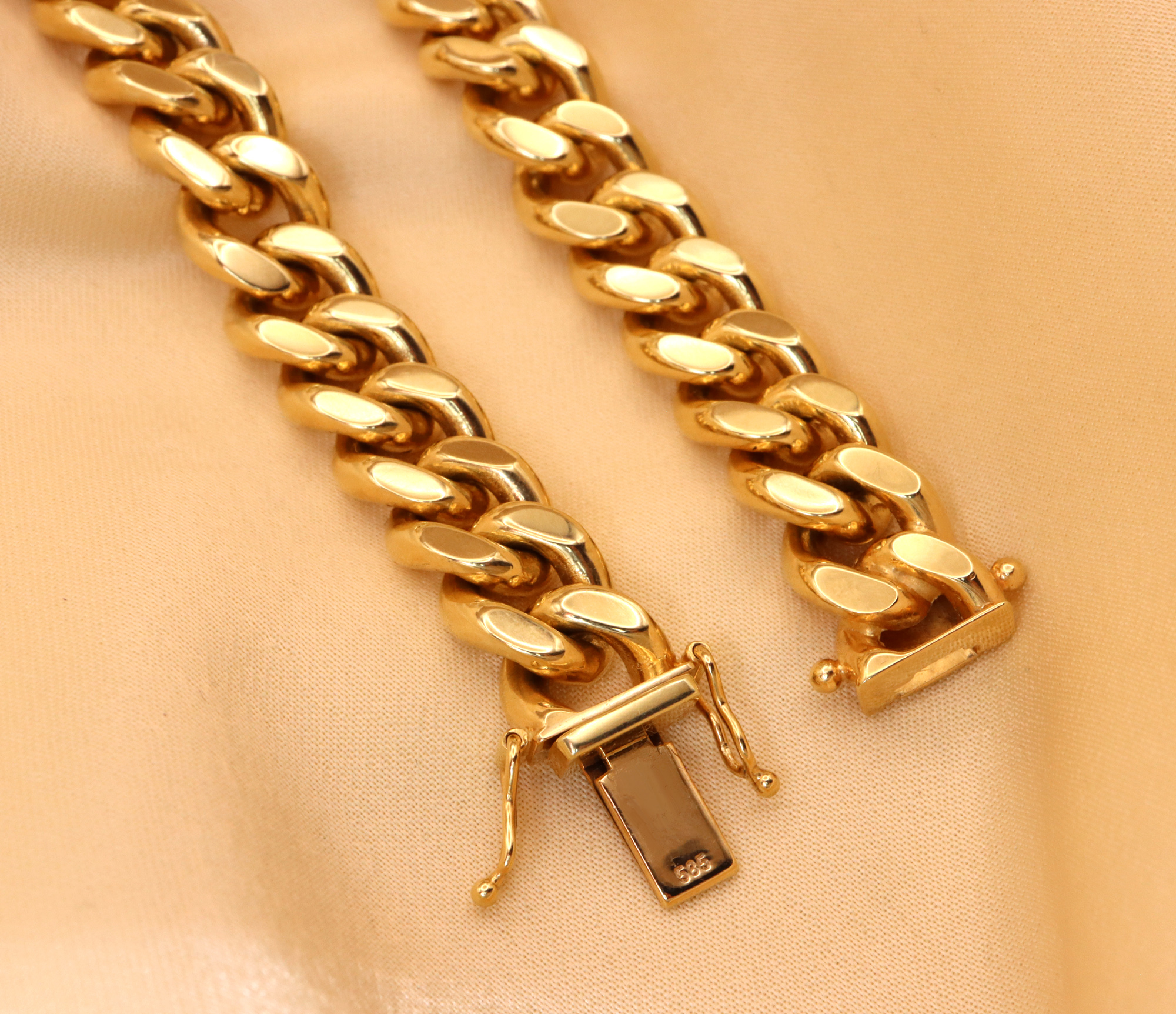 Gold-Panzer-Armband in Gelbgold 585, detaillierte Ansicht mit Klickverschluss, glänzende Oberfläche, elegant.