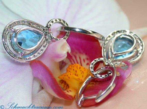 Blautopas-Ohrringe in Weißgold mit Diamanten, Detailaufnahme auf Orchidee