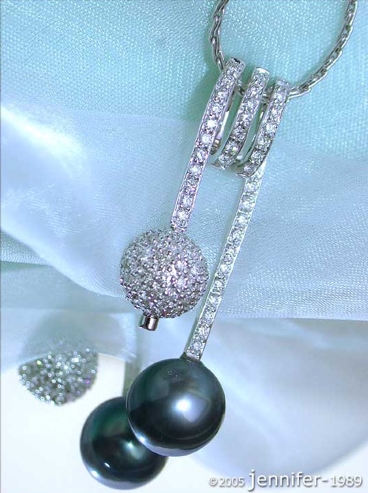 Tahitiperlen-Anhänger mit Brillanten-Pavé-Kugel auf silberner Kette, Detailaufnahme