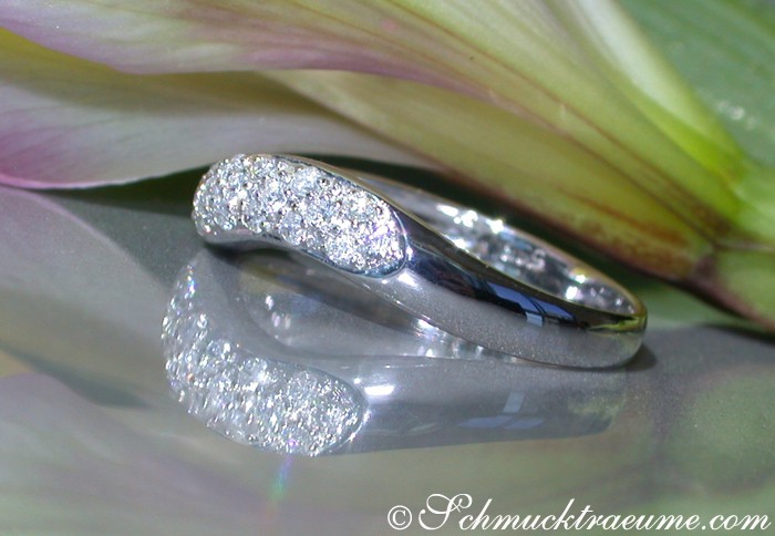 Geschwungener Diamantring auf Blütenblatt, zarter Chic, Weißgold 585