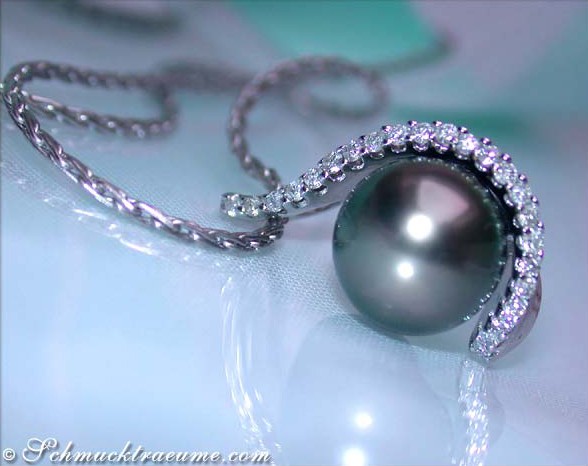 Weißgoldanhänger mit Tahitiperle und Brillantenkranz, Detailaufnahme, makellose Perle, glänzender Kragen, eleganter Design,