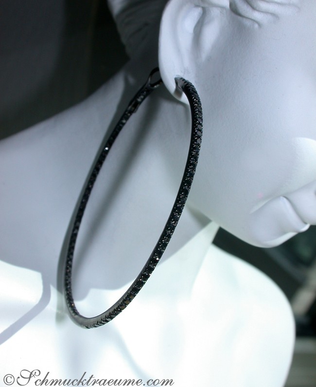 Weißgold Creolen mit schwarzen Diamanten, 4,7 cm, Detailansicht auf Mannequin.