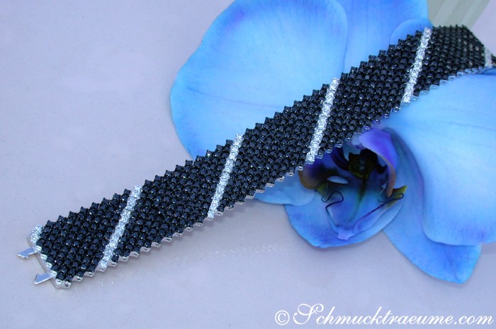 Beads-Detail auf blauem Orchideenblütenhintergrund