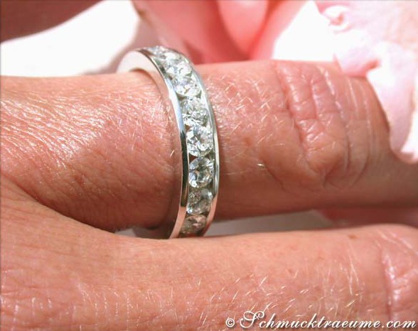 Stattlicher Brillanten Memory Ring in Kanalfassung auf Handfinger