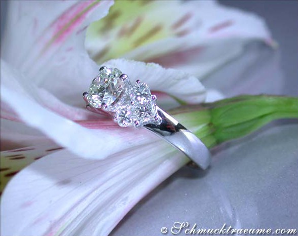 Traumhafter Diamant Solitär Ring im Herz Design auf Blüte getragen