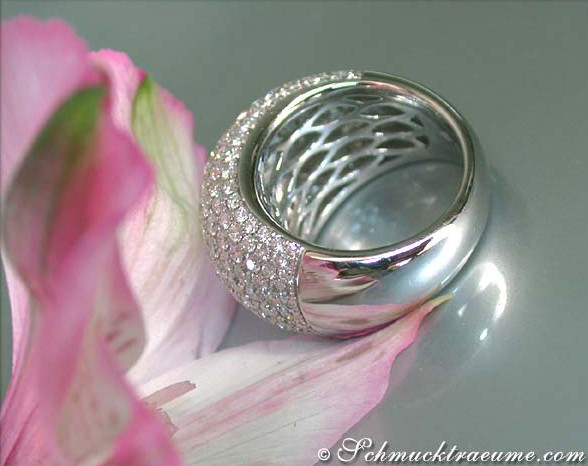 Weißgoldring mit Diamantpavé und filigranem Design, Detailaufnahme.