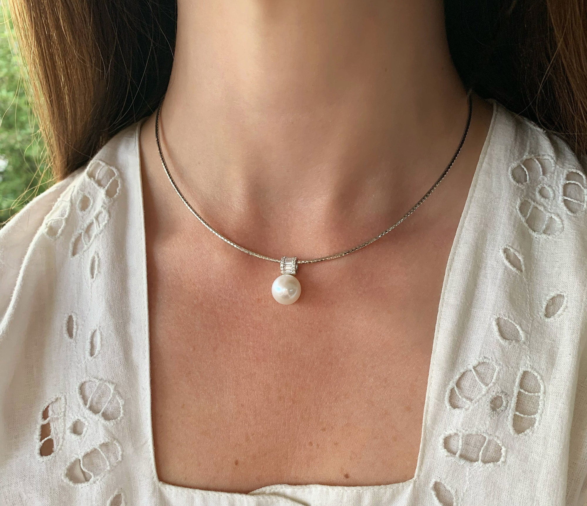 Perlenanhänger mit Baguette-Diamanten auf Halskette, elegant getragen