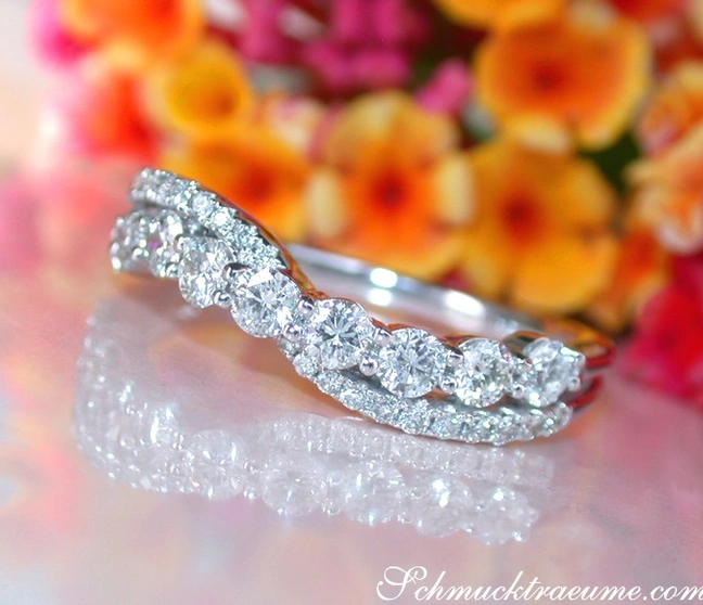 Klassischer Brillantring aus Weißgold 750 mit 0.740 Karat Diamanten Klassischer Brillantring aus Weißgold 750 mit 0.740 Karat Diamanten