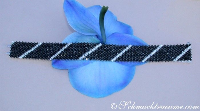 Blumendetail mit Perlenarmband in Weißgold, Detailaufnahme