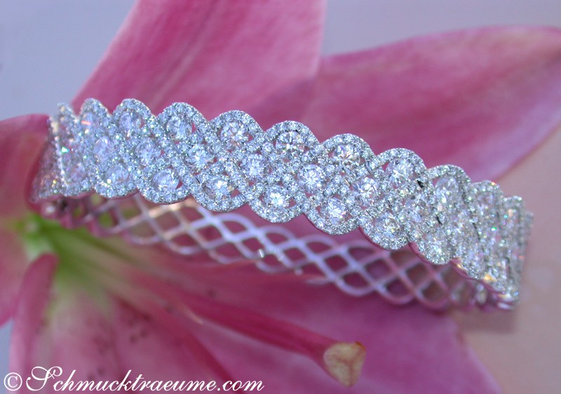 Exquisiter Brillanten-Armreif in Weißgold, 7,10 ct. TW VS, mit glitzernden Diamanten