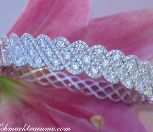 Exquisiter Brillanten-Armreif in Weißgold, 7,10 ct. TW VS, mit glitzernden Diamanten