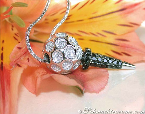 Detailansicht von Golf Tee Anhänger mit schwarzen und weißen Diamanten auf Blüte.